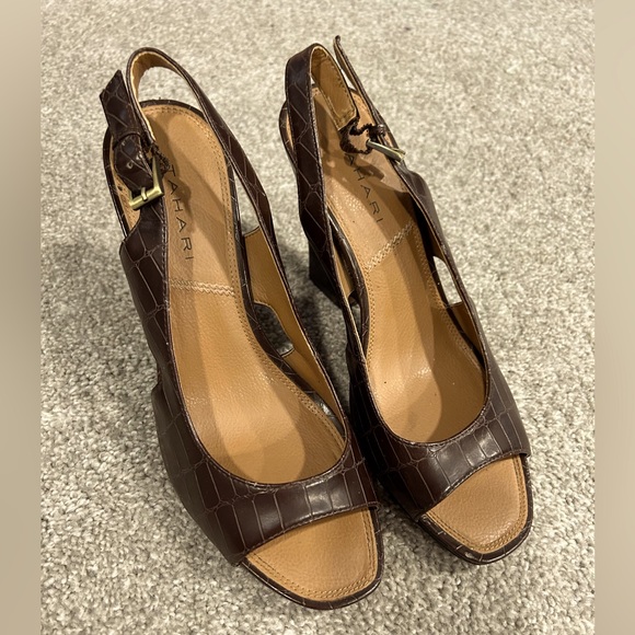 Tahari Brown Retro Alligator Wedges - Picture 1 of 2